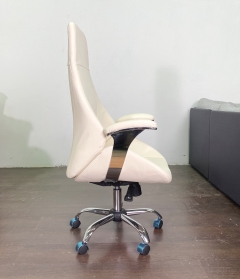 Кресло офисное Авгур с подлокотниками на пятилучье хромированном цвет светло кремовый